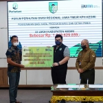 Bupati Kediri, Hanindhito Himawan Pramana, bersama Administratur Perhutani Kesatuan Pengelolaan Hutan Kediri, Rukman Supriyatna, saat menyerahkan bagi hasil produksi kepada perwakilan LMDH. Foto: Ist