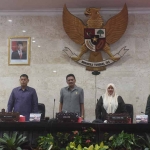 Wali Kota Kediri, Abdullah Abu Bakar (kiri), bersama Ketua DPRD Kota Kediri, Gus Sunoto, dan wakilnya, Firdaus serta Katino. Foto: Ist.