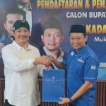 Denny Widyanarko (kiri) saat menyerahkan formulir pendaftaran kepada Ketua DPC Partai Demokrat Kabupaten Kediri, M. Zaini. Foto: MUJI HARJITA/ BANGSAONLINE.com
