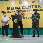 Kapolres Sumenep, AKBP Deddy Supriadi, S.I.K., M.I.K. bersama anggota tim lainnya saat konferensi pers di Posko Tim Gugus Tugas Percepatan Penanganan Covid-19 Kabupaten Sumenep, Kamis (30/04/2020) malam.