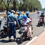 Para Petugas POM Koarmada II sedang melakukan pemeriksaan.