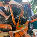 Korban yang terjepit bodi truk sedang dievakuasi.