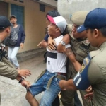 ?Tersangka saat berusaha melarikan diri saat diamankan petugas Satpol PP Kota Kediri. Foto: ARIF K/BANGSAONLINE
