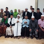 Ning Lia bersilaturahim dengan sejumlah kiai berpengaruh di kota Surabaya. Dalam kesempatan itu dibentuk Tim 9 yang terdiri perwakilan 9 kiai sebagai penasihat Lia Istifhama dalam ikhtiarnya di Pilwali Surabaya. foto: ist.