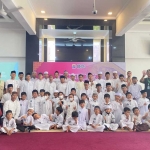 Siswa Sekolah Alam Hamalatul Quran Amanah saat foto bersama guru

