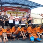 9 Tersangka peredaran narkotika saat dipamerkan di Mapolres Blitar Kota, Jumat (21/2).