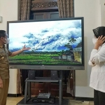 Mensos Tri Rismaharini mendengarkan pemaparan Bupati Lumajang Thoriqul Haq tentang dampak aktivitas Gunung Semeru tiga hari lalu yang mengeluarkan APG.