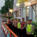 Kapolsek Mulyorejo AKP Desy Ratnasih Dewanti bersama Kanitlantas Iptu Wahyudi saat meninjau Pospam Nataru 2026.