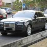 Ilustrasi: Mobil mewah merk Rolls Royce saat parkir di jalanan Surabaya. foto: exoticspotter