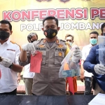 Kapolres Jombang AKBP Agung Setyo Nugroho saat pers rilis di Halaman Mapolres Jombang. (foto: AAN AMRULLOH/ BANGSAONLINE)