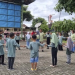 Para orang tua saat menyaksikan sang trainer dan motivator, Munif Thoha, serta psikolog Vivi Rosdiana, ketika berinteraksi dengan anak-anak. Foto: Ist