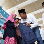 General Manager of CSR SIG, Edy Saraya memberikan santunan dan paket perlengkapan sekolah kepada anak yatim di Masjid Manbaul Falah, Kecamatan Kebomas, Kabupaten Gresik. FOTO: ist.
