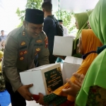 Kapolres Ngawi saat menyerahkan bantuan paket sembako.