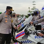 Kapolresta Sidoarjo Kombes Kusumo Wahyu Bintaro saat mengecek armada motor yang akan digunakan pada Operasi Zebra Semeru 2021.