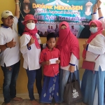 Grup Dayang Pamekasan saat melakukan pemberian secara simbolis paket sembako serta santunan bagi anak yatim dan dhuafa. 