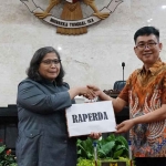 Pj Wali Kota Kediri saat menerima Raperda APBD tahun 2024 dari Wakil Ketua DPRD Kota Kediri. Foto: Ist