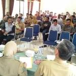 Suasana sosialisasi proses ijin pertambangan di gedung PGRI Magetan yang dipimpin Dewi Supriatni, Kepala Dinas ESDM Provinsi Jatim. foto: nanang ari/BANGSAONLINE