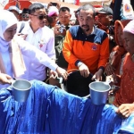 Gubernur Jawa Timur Khofifah Indar Parawansa peduli pada warga yang kesulitan air bersih. Ia menyerahkan bantuan 750.000 liter air bersih yang disalurkan Pemprov Jawa Timur bekerja sama dengan Koarmada II ke Pulau Sapudi Sumenep Madura Jawa Timur. foto: Istimewa/ BANGSAONLINE.com