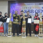 Penyerahan trofi dan piagam kepada juara Lomba Ketangkasan Baris-Berbaris (LKBB) Genio 2025.