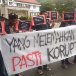 Aksi damai MCW di Bundaran Tugu Balai Kota Malang.