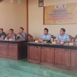 Datun Kejari Tuban saat melaksanakan sosialisasi di salah satu desa di Tuban