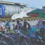 Tampak sejumlah PKL dadakan memenuhi Jembatan Timbang Desa Sraturejo, Kecamatan Baureno, lokasi parkir multi axle truk trailer yang mengangkut Absorber Section #1 trip 1 untuk proyek Lapangan Unitisasi Gas Jambaran - Tiung Biru (J-TB).