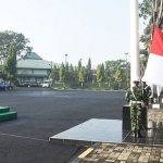 Upacara bendera yang berlangsung di Makorem 084/BJ.