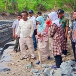 Marijatul Kitijah, Kepala UPT PJJ Wilayah Madiun saat melakukan peninjauan lapangan.
