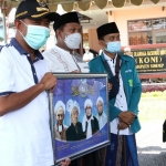 Bupati Sumenep Achmad Fauzi saat menyambut kedatangan santri Pondok Pesantren Salafiyah Syafi’iyah Sukerejo Sitobondo di Gor A. Yani Pangligur, Sabtu (4/4/21).