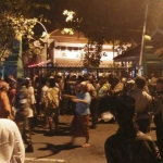 Warga Desa Tambak Kecamatan Omben saat demo kantor Pemkab Sampang, kemarin.