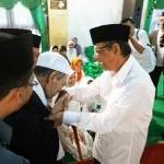 Inilah foto KH Maimoen Zubair mencium tangan KH A Hasyim Muzadi yang menghebohkan itu. foto: BANGSAONLINE