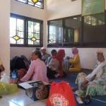 TERLANTAR: Sebanyak 21 warga Pulau/Dusun Kalosot, Desa Brakas, Kecamatan Raas, ditelantarkan oleh petugas Dispendukcapil Sumenep, saat hendak mengurusi e-KTP. (faisal/BANGSAONLINE)
