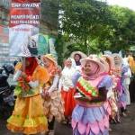 SEMARAK: Siswa SMP Iswada mengenakan kostum daur ulang saat parade memperingati Hari Pahlawan 10 Nopember, Jumat (11/11). foto: mustain/ bangsaonline