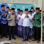 Mendag RI Zulkifli Hasan mengamini doa yang dipimpin Prof Dr KH Asep Saifuddin Chalim, MA, usai peletakan batu pertama pembangunan wisma santri putra Pondok Pesantren Amanatul Ummah 02 Leuwimunding Majalengka Jawa Barat, Ahad (18/6/2023). Foto: MMA/bangsaonline