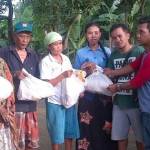 Pengurus PWI Pamekasan salurkan bantuan paket sembako. foto: bahri/ BANGSAONLINE
