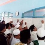Para kiai madura saat tandatangan di atas kanvas memberi dukungan kepada Khofifah Indar Parawansa untuk maju pemilihan Gubernur Jawa Timur. Foto: istimewa 