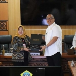 Plt Bupati Gresik, Asluchul Alif memberikan cenderamata kepada Kepala DPMPTSP Provinsi Jawa Timur, Dyah Wahyu Ermawati. Foto: Ist.