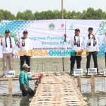 Bupati Gresik, Fandi Akhmad Yani, bersama para pejabat Petronas dan SKK Migas saat menanam mangrove di Manyar. Foto: SYUHUD/BANGSAONLINE