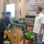 Ketua Bawaslu Ulil Abshor menabuh gong tanda diaktifkannya instrumen gakkumdu. Foto: YUDI EP/ BANGSAONLINE