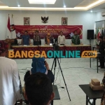 Konferensi pers sosialisasi pendaftaran bakal calon anggota KPU di Pamekasan. Foto: DIMAS MAULANA SUGIANTO/BANGSAONLINE