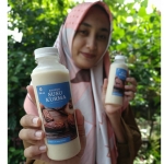 Ninda Alivia saat menunjukkan produk susu kurma. (foto: ist)