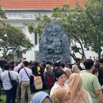 Kondisi di depan Gedung Fakultas Kedokteran Universitas Airlangga (Unair) saat demo penolakan pemberhentian Prof. Budi setelah menolak dokter asing. Foto: Mohammad Sulthon Neagara/BANGSAONLINE.com.