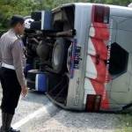 Kondisi bus yang terbalik