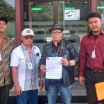 Kuasa hukum penggugat bersama para kliennya.