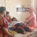 Kondisi Kadin saat menjalani perawatan di ruangan Kartini RSUD Syarifah Ambami Rato Ebu, Senin (02/09/2019).