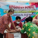 Sekolah Menengah Kejuruan (SMK) Bina Husada Pamekasan menggelar sunatan massal gratis di Kompleks SMK Bina Husada, Jalan Dirgahayu, Kebunan, Bugih, Kecamatan Pamekasan. (foto: ist)