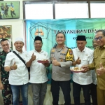  Kapolres Gresik, Sekda Gresik, Kasdim, serta direksi BUMD dan perwakilan perusahaan mitra saat menghadiri syukuran HPN KWG 2026. Foto: Ist.