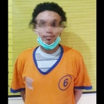 Tersangka JM saat berada di Kantor Polsek Genteng.