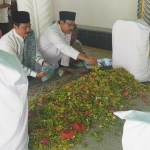 Gus Ipul didampingi Ketua PKB Gresik Moh.Qosim saat ziarah di Makam Kanjeng Sepuh, Sidayu. foto: SYUHUD/ BANGSAONLINE