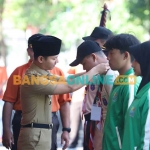 Bupati Trenggalek, Moch. Nur Arifin, saat melepas kontingen KORMI dan Karang Pamitran. Foto: HERMAN SUBAGYO/BANGSAONLINE